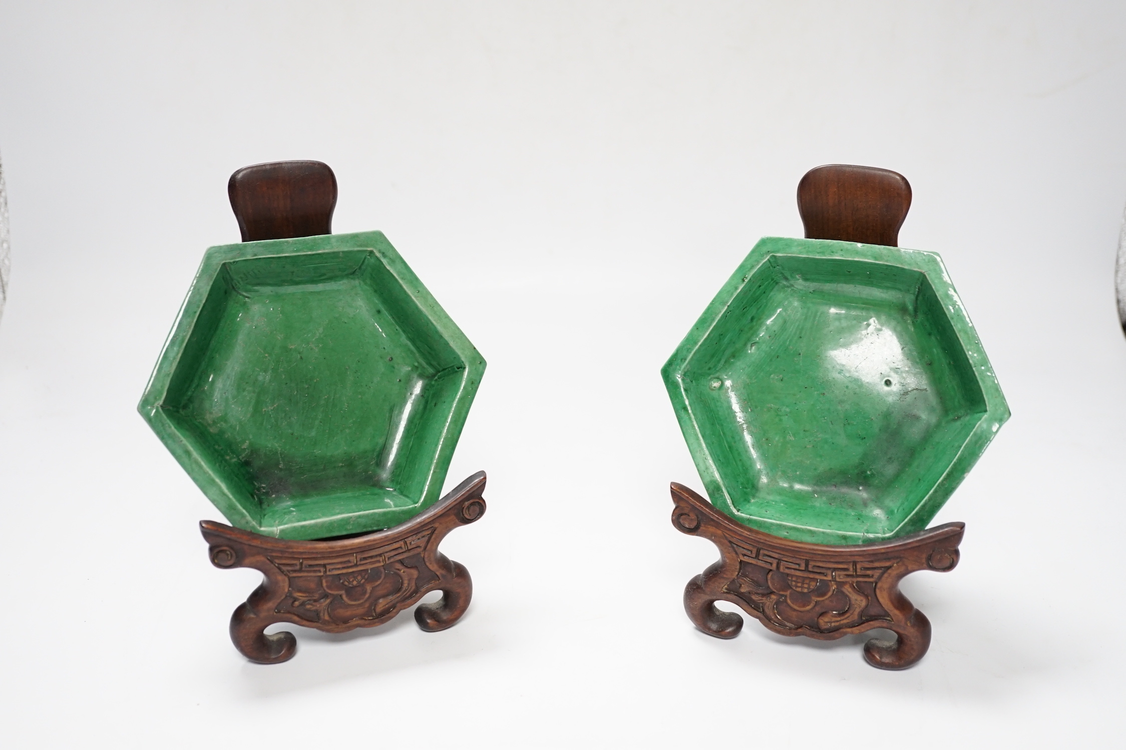 A Chinese green crackle glaze Meiping, late 19th/early 20th century and a pair of Kangxi green glazed hexagonal dishes with hardwood stands, stands 17cm high